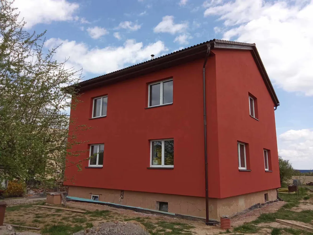 Stejný dům po zateplení a&nbsp;nové fasádě