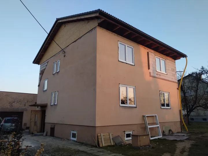 Dům se starou omítkou před zateplením