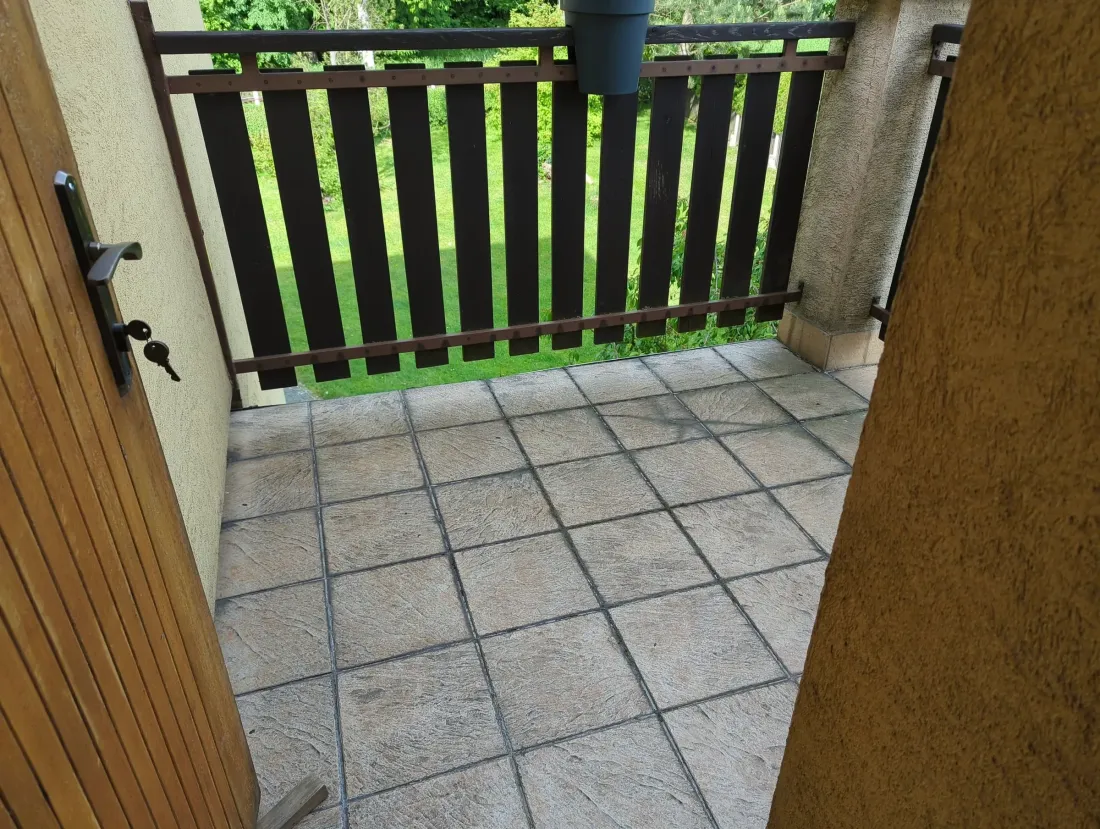 Původní šedá dlažba na balkoně před výměnou