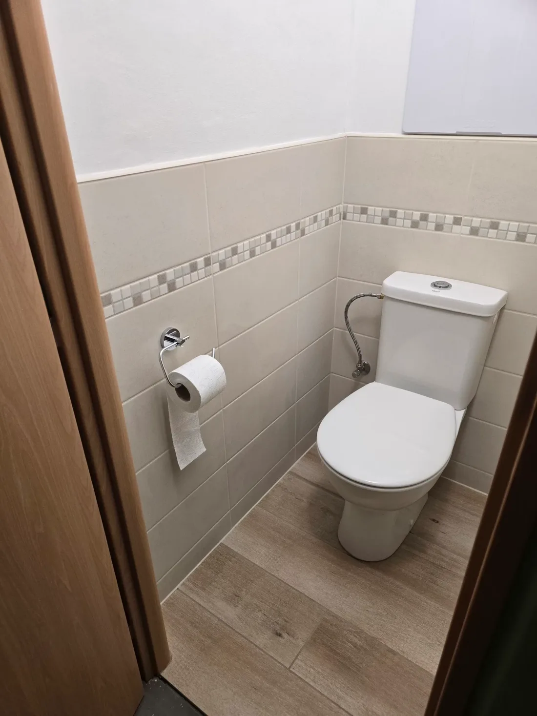 Nové WC se světlými obklady po rekonstrukci