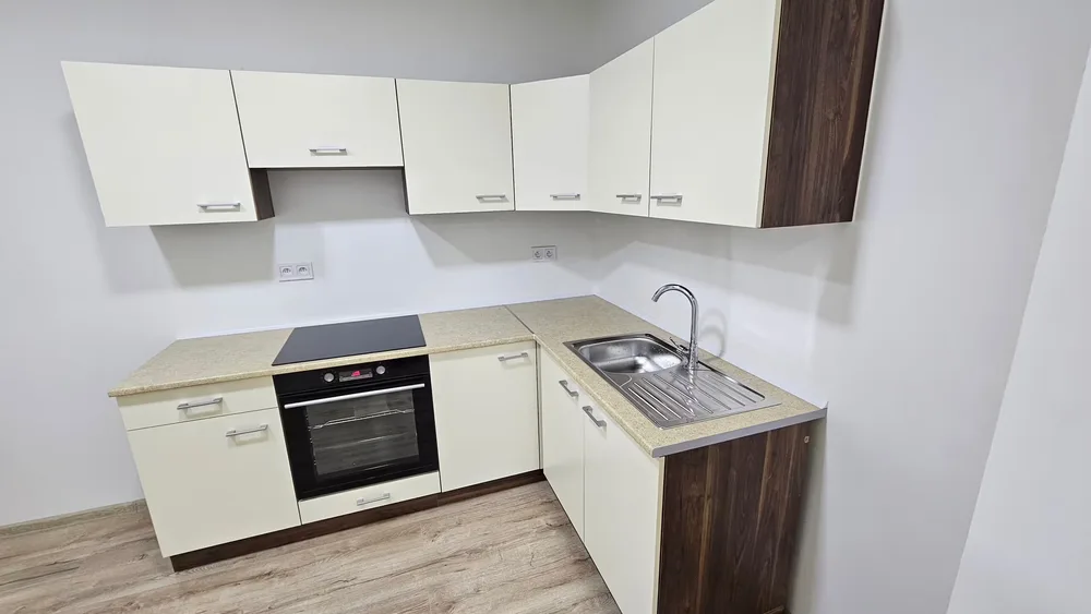 Nová kuchyňská linka po rekonstrukci bytu v Ostravě
