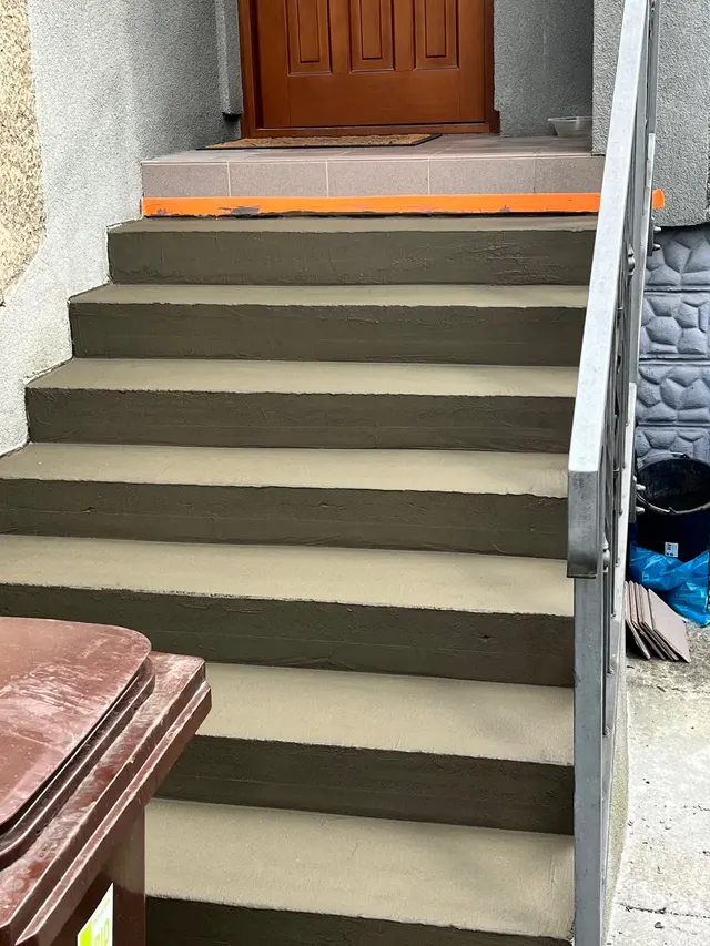 Venkovní schodiště připravené na pokládku dlažby