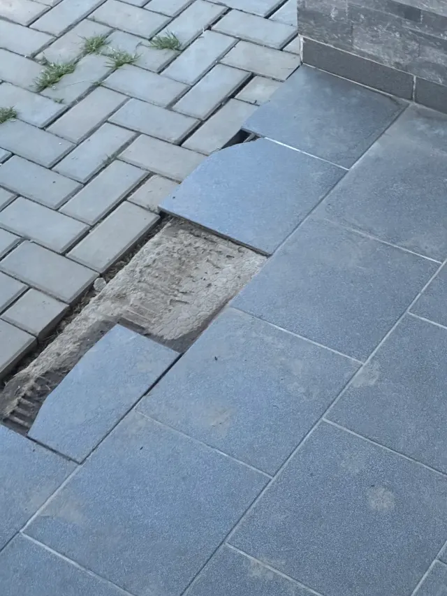Pokládka nové dlažby na zahradě
