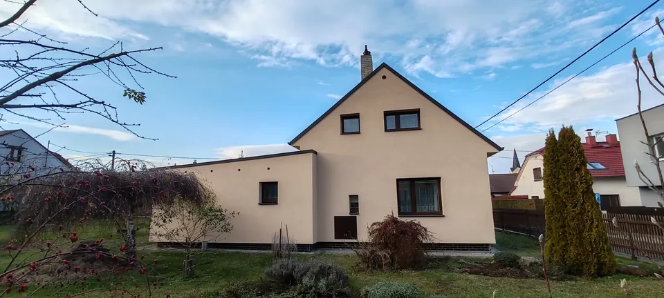 Zateplený rodinný dům s dokončenou fasádou